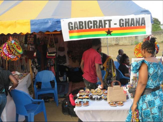 GHANA: STAND GABICRAFT VENTURES INTERVIEW D' EDWARD GABIENU au POPO CARNAVAL 