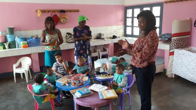 Don de livres dans des établissements scolaires et dans une crèche au Cameroun