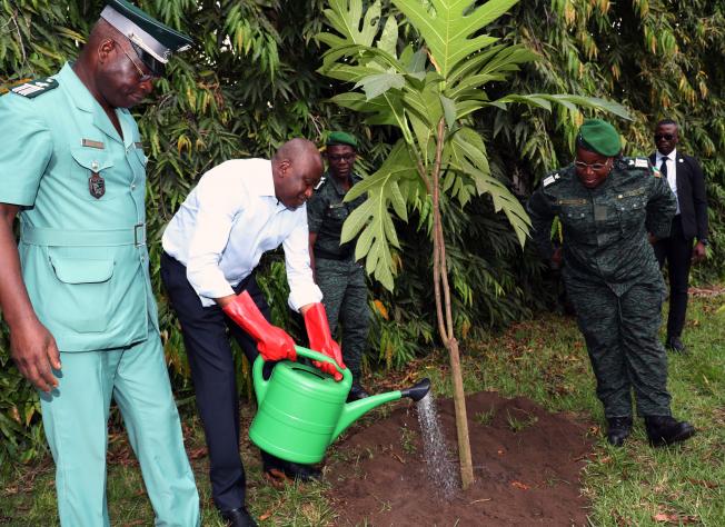 COTE D IVOIRE:Planting d’arbres - Le Premier Ministre Amadou Gon Coulibaly réaffirme l’engagement du gouvernement à restaurer le couvert forestier