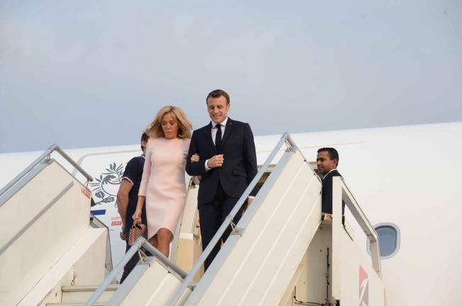 S.E.M Emmanuel Macron, Président de la République de France et la Première Dame Brigitte Macron sont arrivés en Côte d’Ivoire pour une visite officielle de 72 heures,