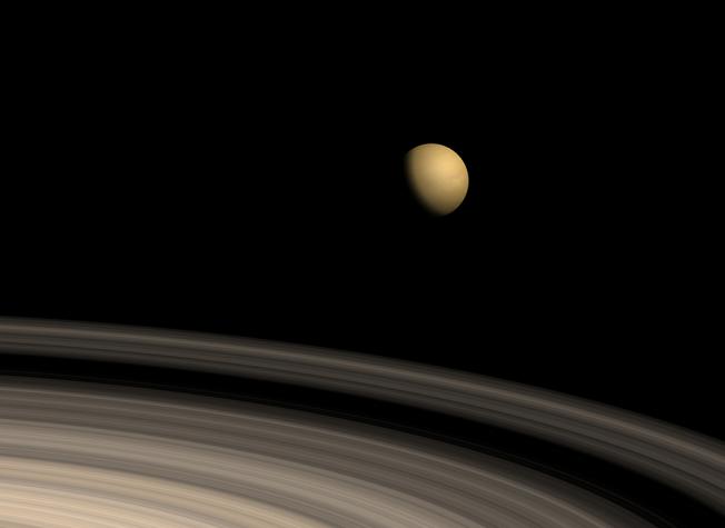 Titan s’éloigne de Saturne 100 fois plus vite que prévu : une découverte en partie IPSAlienne !