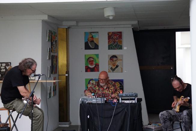 PERFORMANCE POETICO-MUSICALE DE PHILIPPE LOUGUET AVEC DEUX MUSICIENS DE SOUS ECRAN 59,  Dimanche 17 septembre 2023 à 17 h à l'ancien Carmel de Villeneuve d'Ascq, 99 rue Masséna.