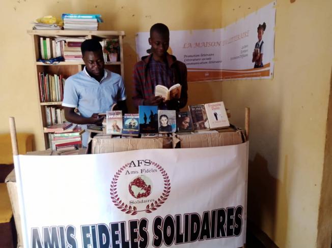 Don de livres à l'association La maison du littéraire à Ngaoundéré zone universitaire, quartier Ndang (Cameroun)
