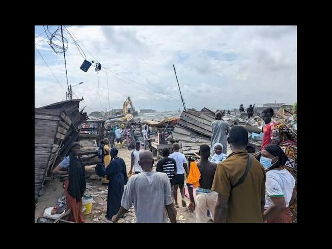 COTE D'IVOIRE: FACE AUX DEGUERPISSEMENT, A LA PLUIE ET A LA VIE CHERE GBAGBO DEGAINE UN '' PACTE SOCIAL''