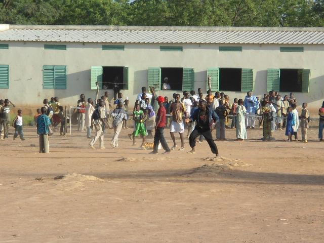 Récolte et envoi de matériel de sport (juillet 2017) aux jeunes du quartier de HEREMAKONO (Mali)